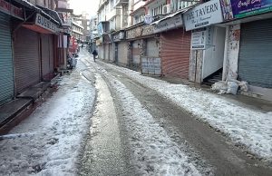Snowfall in Mussoorie paralyses normal life