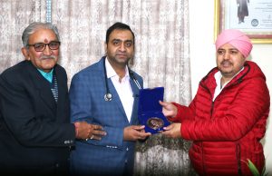 Dr Tanuj Bhatia wins award, seeks blessings of Mahant Devendra Dass