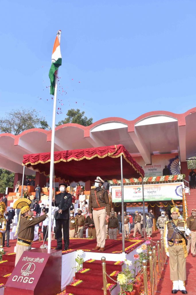 ONGC CMD Shashi Shanker unfurls National Flag at Ambedkar Stadium ...