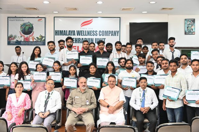 Ganesh_Joshi_distributes_skill_development_certificate_at_HWC