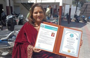 Folk singer Reshma Shah felicitated on receiving honorary doctorate by Sunil Sonker Mussoorie, 1 Apr: Columbia Pacific Virtual University, Mathura, has honoured Uttarakhand folk singer Reshma Shah with an honorary doctorate for promoting and propagating folk music and culture in Mussoorie. At a programme organised in Mussoorie, Municipal Chairperson Meera Saklani felicitated Reshma Shah with a bouquet, shawl and memento. Meera Saklani said that, through her music and dance, Reshma Shah is propagating the culture of Uttarakhand not only in the country but also abroad. She said that she is proud of Reshma Shah receiving the doctorate. She said that the Uttarakhand government is working under various schemes to promote the culture of the state. Folk singer Dr Reshma Shah stated that she is working in the state and country with the coming generation in the field of folk culture and music. In the last 26 years of her music and dance career, she has travelled to more than 16 countries and promoted the music and culture of the state. She said that the Uttarakhand government is taking many important steps to promote the culture of the state. These steps are being taken to preserve and promote the heritage, art and traditions of the state. The aim of the Uttarakhand government is to promote the folk culture and traditions of the state. The Uttarakhand government has developed many cultural and religious places as tourist places, due to which the folk culture and traditions of this place are spreading all over the world. She said that she is collecting many important things related to the art and culture of Uttarakhand and for this she will build a museum with the help of the government so that future generations can know about the culture, art and food of the state.