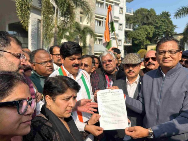 Cong dharna at Forest Hq