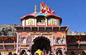 Agriculture Minister Joshi visits Badrinath Dham with family, offers prayers for state’s prosperity