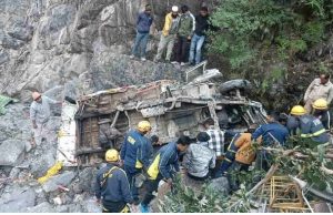 Pick-up vehicle plunges into gorge, 1 dead