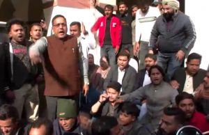 Cong Municipal Corporator sits on dharna against Municipal Commissioner