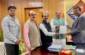 Cong delegation calls on CS, demands ownership rights for slum dwellers