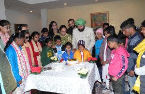 Gov celebrates b’day with school children