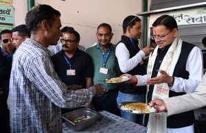 Dhami participates in Thaal Seva in outside Sushila Tiwari Hospital in Haldwani