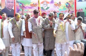 Cong leaders celebrate Holi Milan in Doon, stress on organisational unit