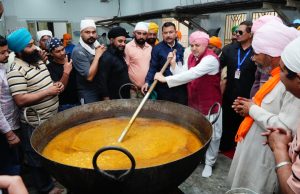 Mahant Devendra Das performs Langar Seva with Sangat