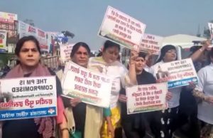 Mahila Cong leaders detained while trying to submit mem to Amit Shah