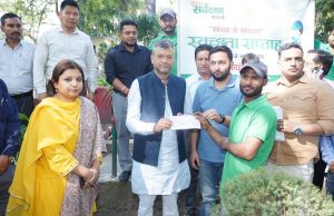 Mayor Saurabh Thapliyal felicitates sanitation workers during Swachhta Week