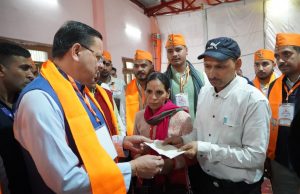 Dhami hands over Rs 10 lakh aid to family of Somendra Bohra