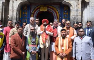 Governor offers prayers at Badri, Kedar Dhams, reviews Yatra arrangements
