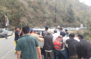 Tourists’ car plunges into ravine; Police rescue 4 occupants