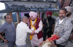 Navjot Singh Sidhu offers prayers at Surkanda Temple