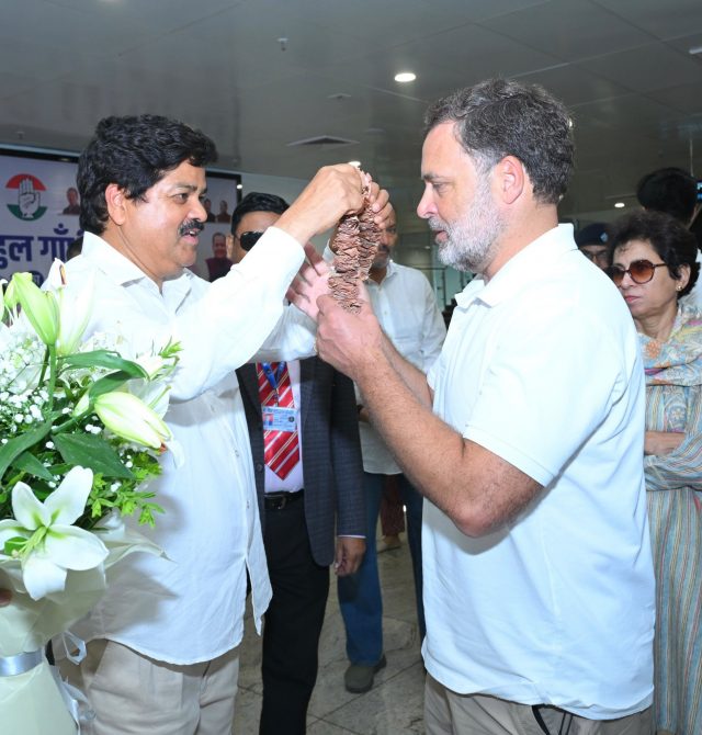 APS RaGa welcomed at Airport