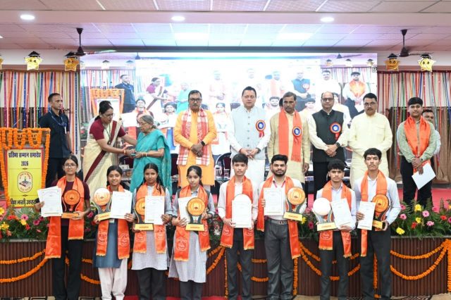 CM felicitates talented students at Vidya Bharti event