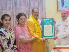 Dr Chinmay Pandya pays courtesy call on Mahant Devendra Das