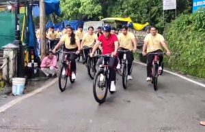 Union Minister cycles through Mussoorie; Delivers ‘Fit India’ Message with IAS Trainees