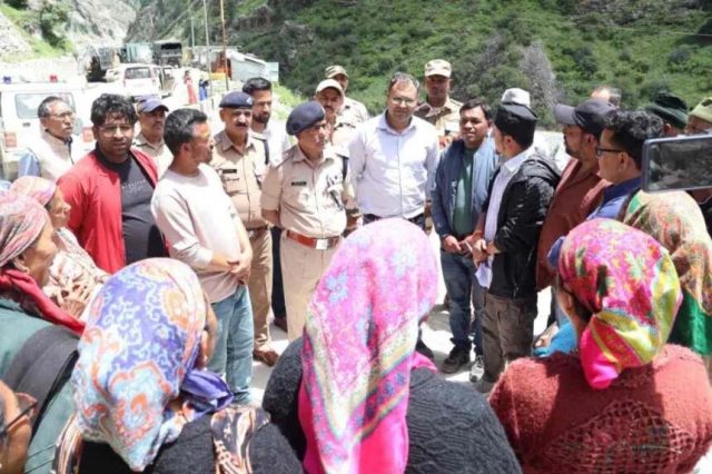 APS DM Chamoli inspecting rescue work at Tamak Nala