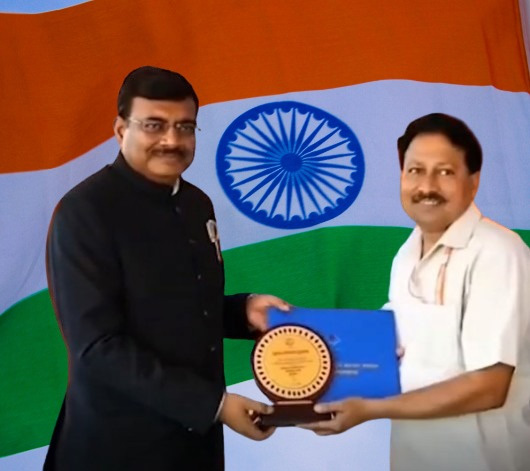 APS Dr Ashok Mishra receiving honour from CS
