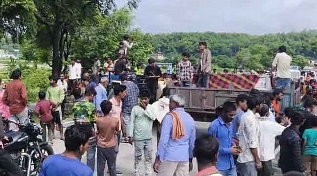 APS demonstration after tractor river engaged in mining dies