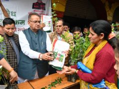 Minister Joshi distributes free seeds to farmers in Buranshkhanda