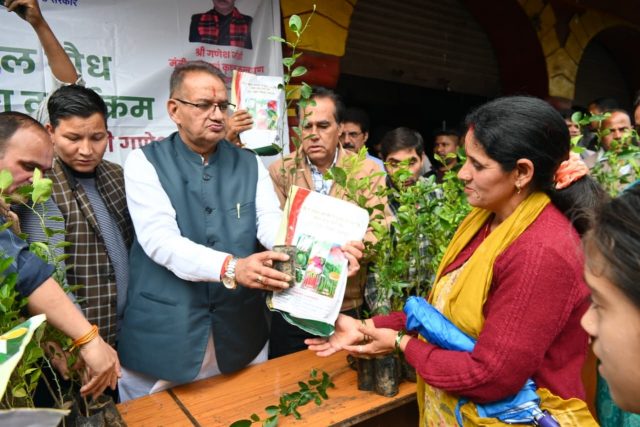 Minister Joshi distributes free seeds to farmers in Buranshkhanda