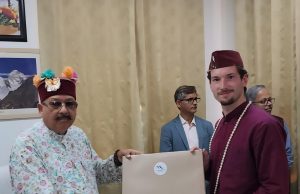 Minister Satpal Maharaj interacts with University of Southampton students