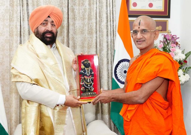 Pejawar Math’s Sri Sri Vishwaprasanna Teertha Swami pays courtesy call on Gov