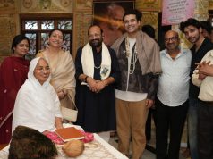Singer Jubin Nautiyal seeks blessings from Purnamati Mataji